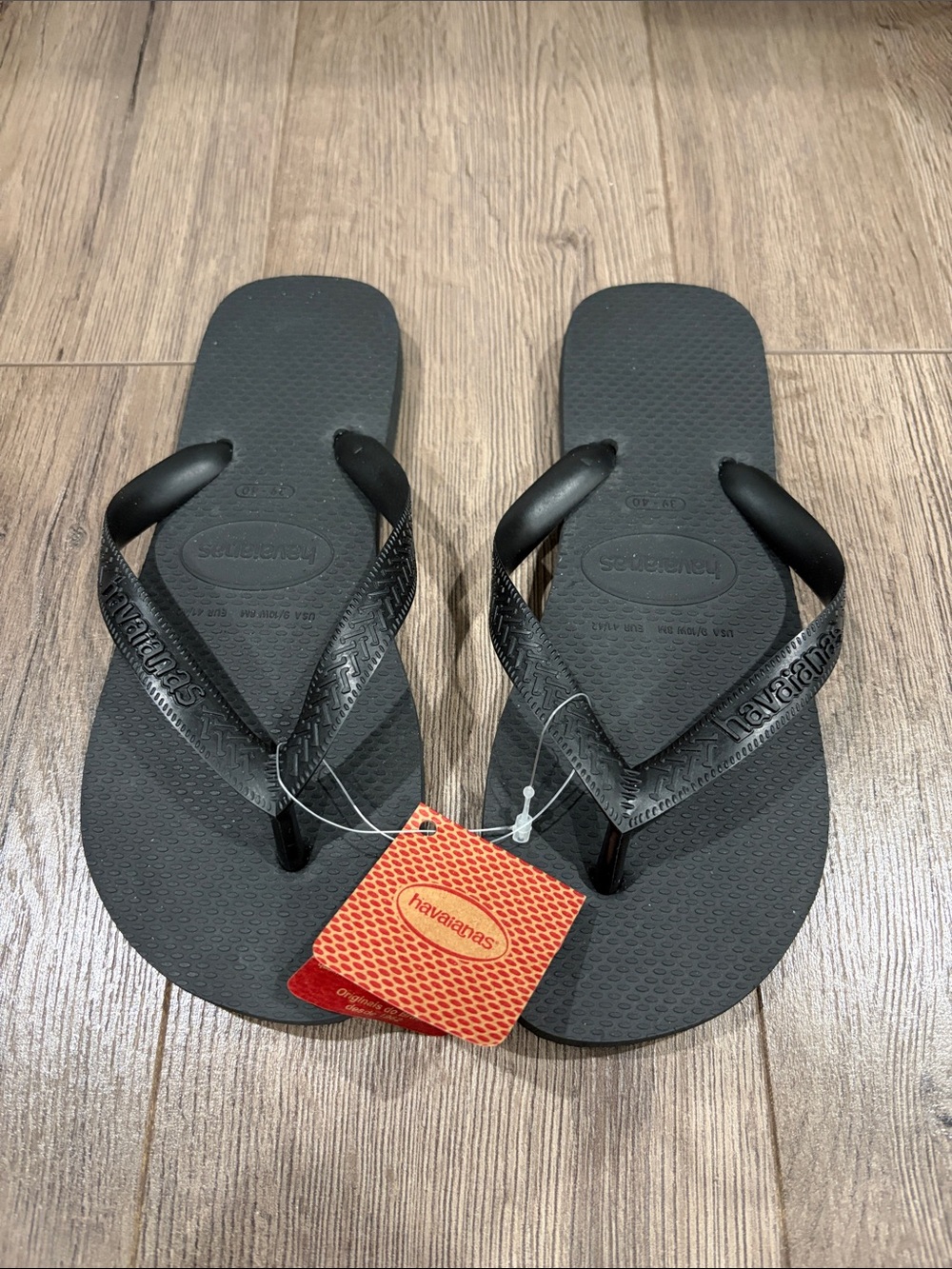NWT Havaianas Black Flip Flops. Women’s size 9/10 or Men’s 8